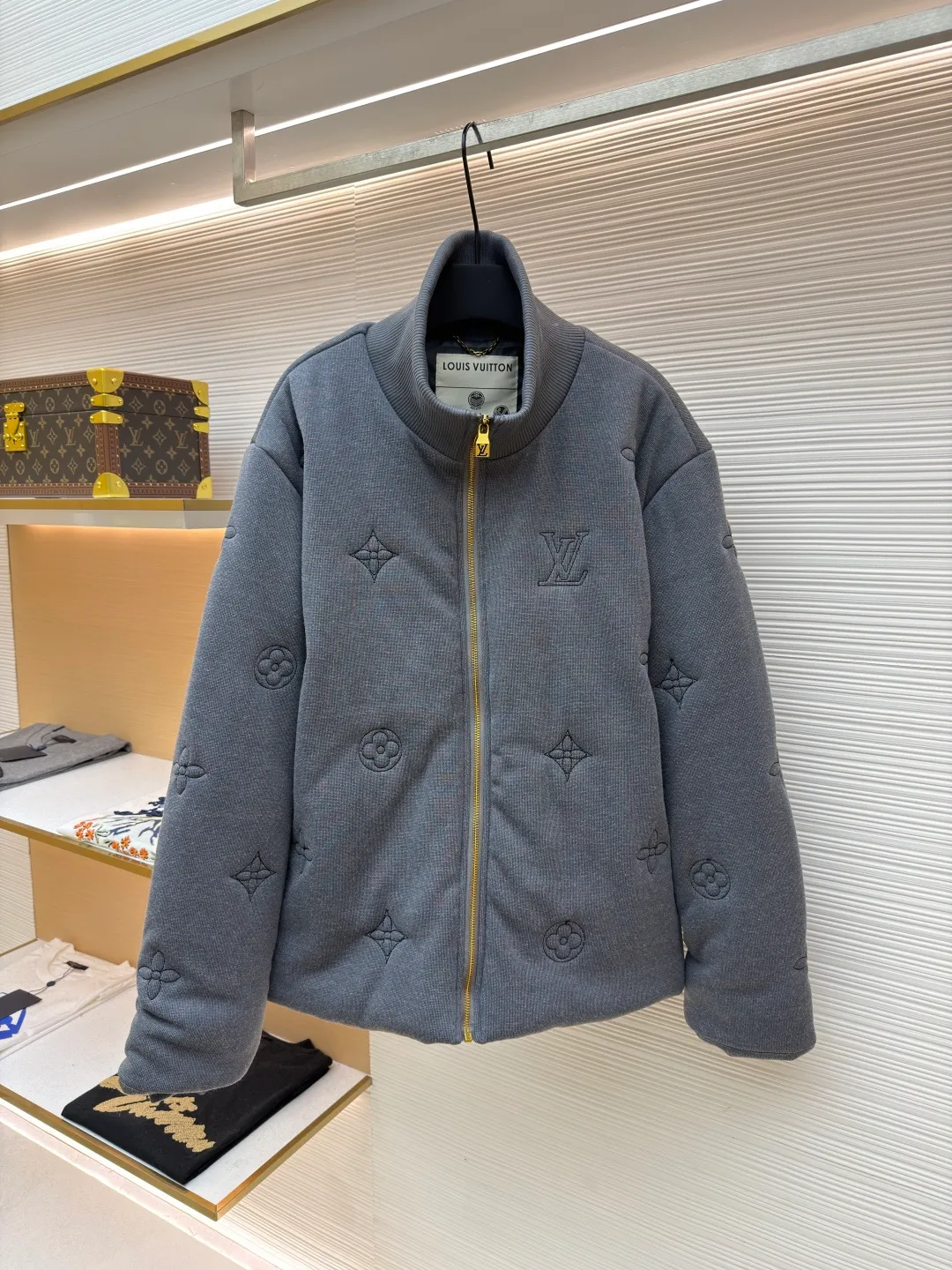 LOUIS VUITTON SKI ski series intarsia embroidered knitted cotton jacket ●Original version: purchased and developed by 32326 ●Item number: 1681833-C30 ●Fabric: cotton fabric ●Technology: knitted embroidery production ●Color: gray ●Version: fitted version ●Weight: about 1175 grams ●Size: 46-48-50-52 ●Description: This LV stand-collar jacket is made of high-density waffle knitted fabric. The surface presents the brand's classic Monogram elements (LV logo, four-leaf flower, star pattern) through the same color three-dimensional embossing process. The embossing depth is even, and the texture is low-key and layered. The placket uses a gold-plated metal zipper with precise and smooth chain teeth. The zipper head is embedded with the LV logo, and the details enhance brand recognition. The collar, cuffs and hem are all ribbed with the same fabric, with moderate elasticity to fit the body shape while ensuring wearing comfort. The body is filled with lightweight thermal cotton, which is evenly fixed through quilting technology, taking into account both bulkiness and warmth. The overall shape is a loose shoulder design, taking into account both casualness and practical wearability. It is an autumn and winter item that combines craftsmanship with brand aesthetics. The overall wiring is straight and delicate, the fabric is comfortable and soft, and the color is consistent without color difference. It can be matched with the same style to create a fashionable look and control various occasions. Customized accessories, complete with three standards, same style for men and women!